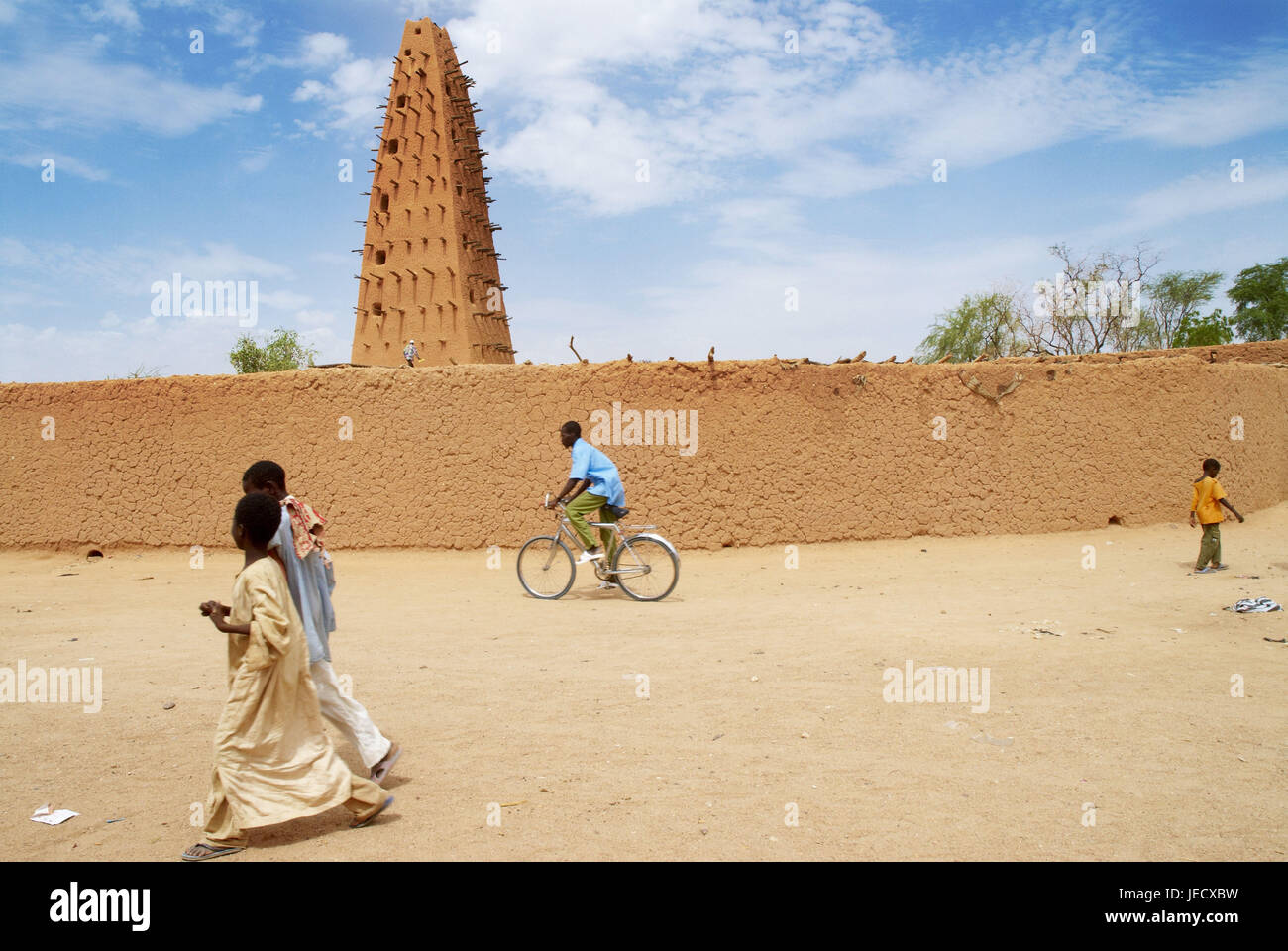 Africa, Niger, Agadez, persone davanti alla moschea, Foto Stock