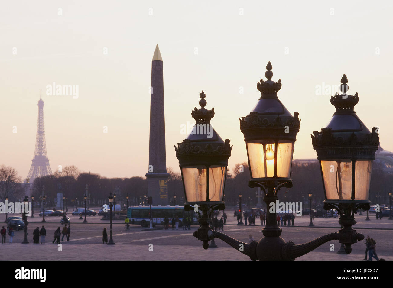 Francia, Parigi, piazza della Concorde, strada lampada e la Torre Eiffel sullo sfondo, Foto Stock