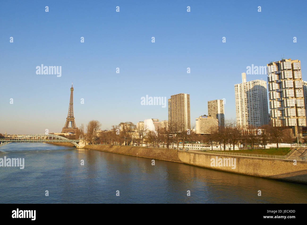 Francia, Parigi, le sue rive e la Torre Eiffel sullo sfondo, Foto Stock