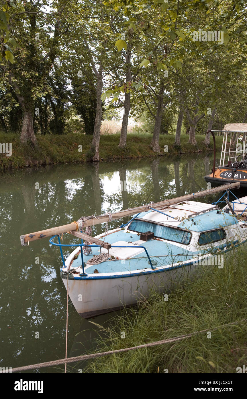 France, Languedoc-Roussillon, dipartimento Herault, Agde, Canal di Midi, barche, alberi, rive, Foto Stock