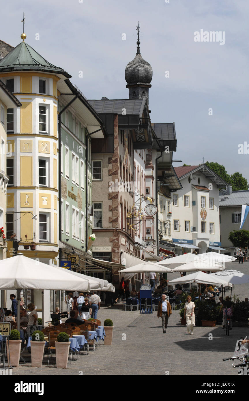 In Germania, in Baviera, bagno Tölz, zona pedonale, facciate di case, street cafe, negozi, Foto Stock