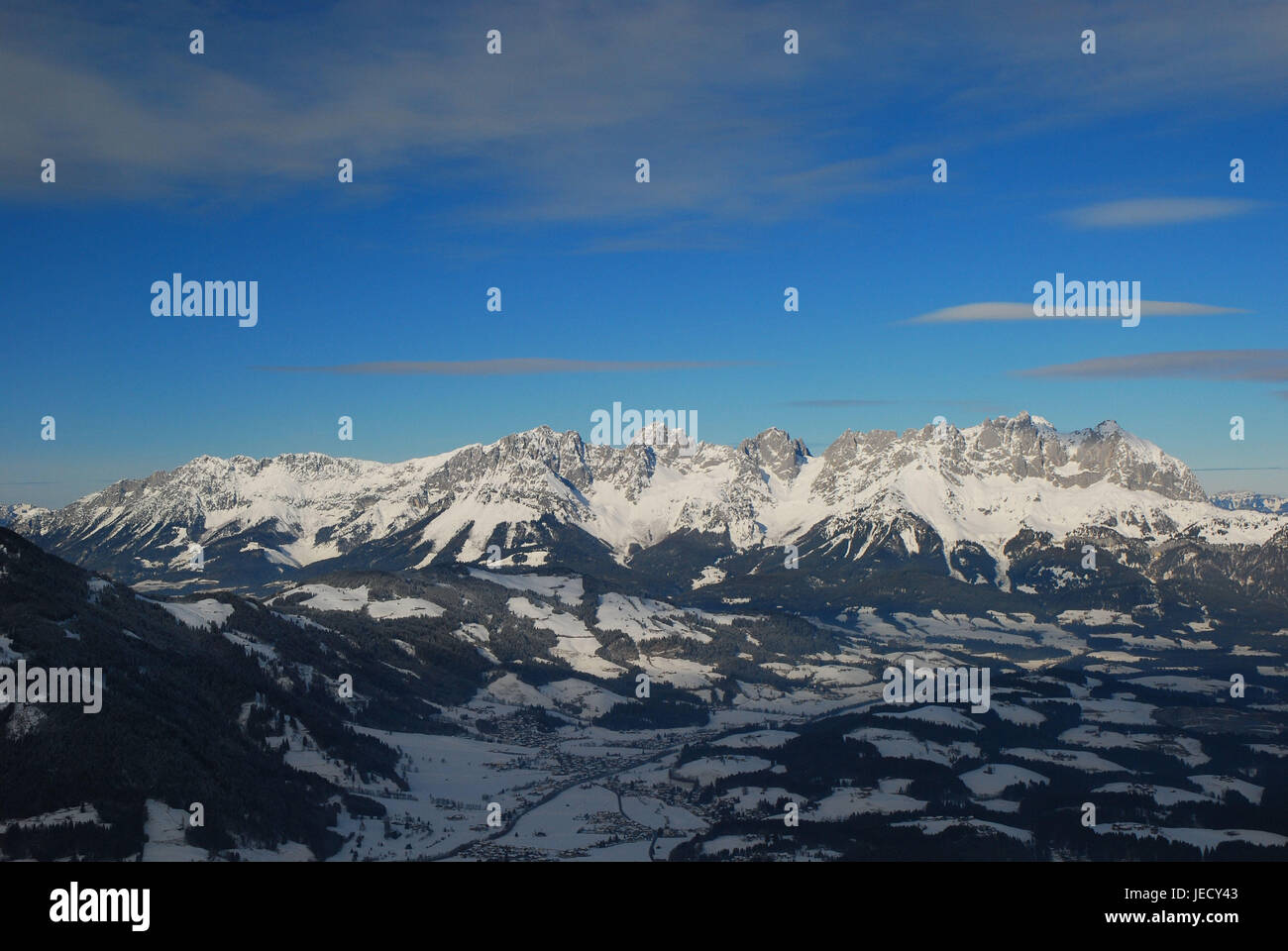 Austria, Tirolo, Kitzbuehel, paesaggio di montagna, Kaisergebirge, inverno, montagne, paesaggi, natura, montagne, montagna del massiccio, alpi, calce alpi, cime di montagna Valle, visualizzare, larghezza, panoramica, neve, panorama, il panorama di montagna, Foto Stock