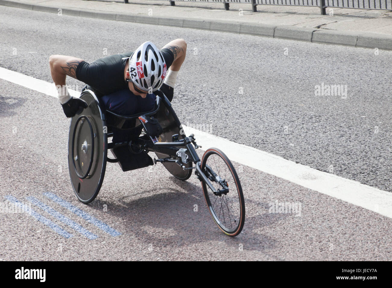 Inghilterra, London, London marathon, partecipante al valido la sedia a rotelle, città, maratona, sport, ostacola, disabili, persone partecipanti, atleta, invalida la sedia a rotelle, evento Foto Stock