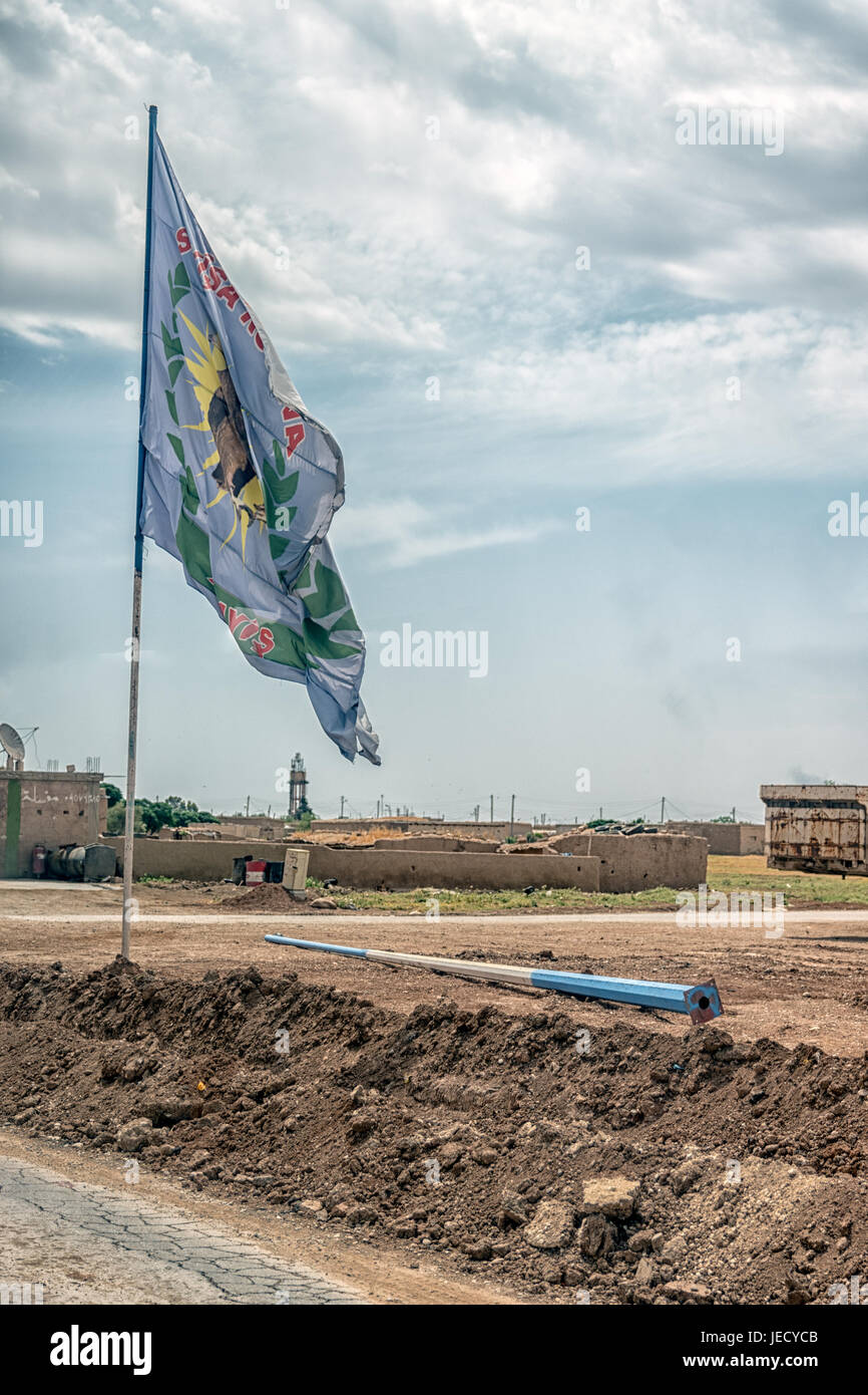 Checkpoint curda con la bandiera del YPG, Curdo Partito Rivoluzionario vicino Malkieh, Siria. Foto Stock