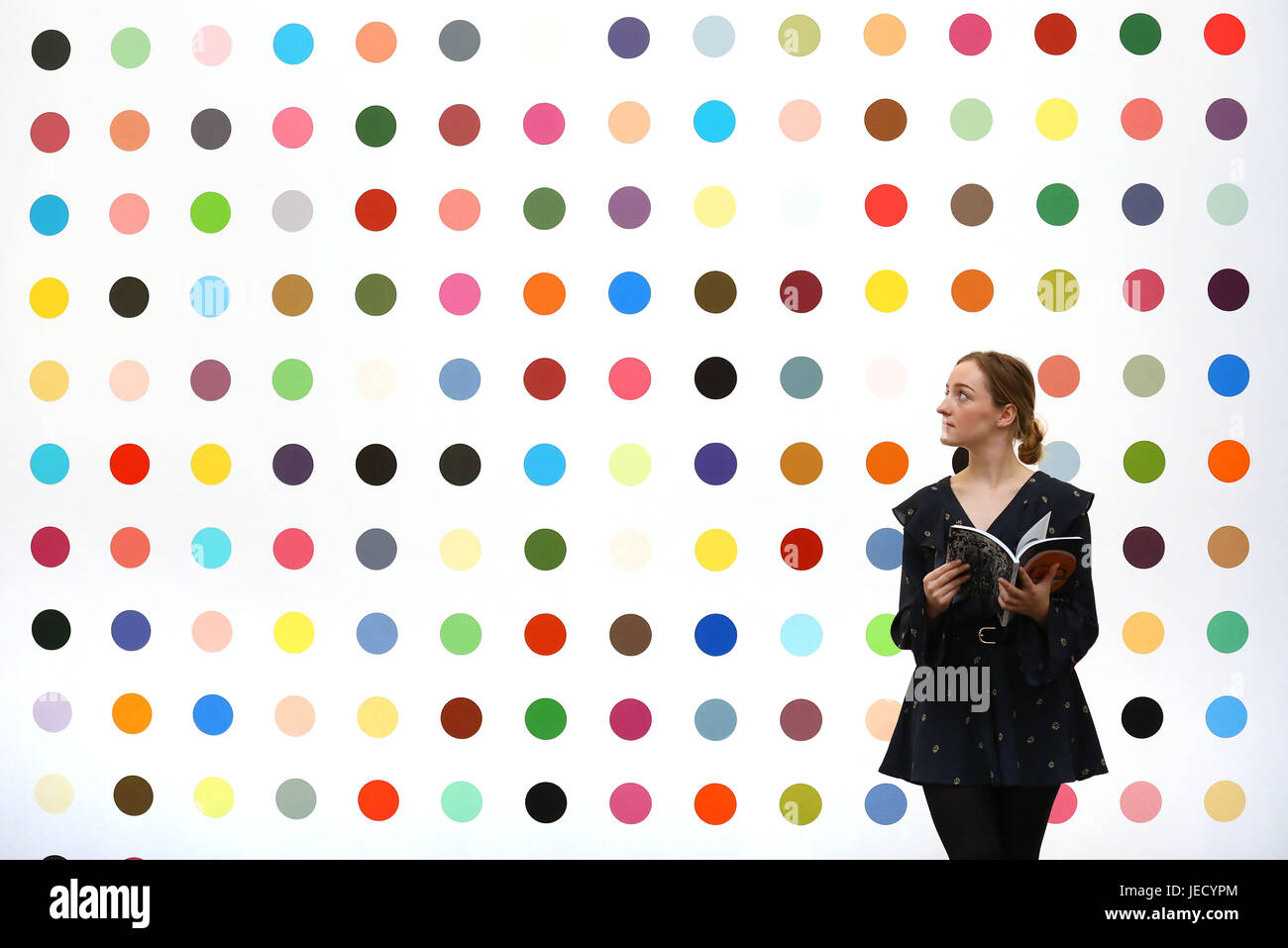 Un visitatore guarda 'eptene' di Damien Hirst (prezzo di stima &pound;500.000 a 7000,000) una delle opere in vendita presso la Sotheby's Contempory Art sera vendita il 28 giugno a Londra. Foto Stock