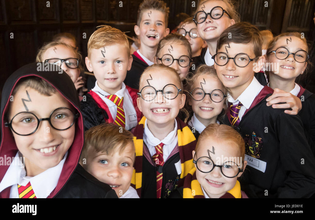 I bambini vestiti da Harry Potter a Smithills Hall di Bolton, nel tentativo  di rompere il Guinness World Record per il più grande raduno di persone  vestite come il ragazzo guidata Foto