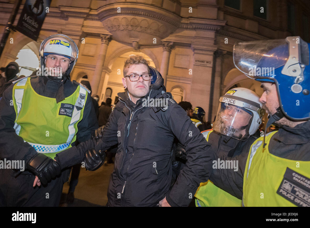 Trafalgar Square, Londra, Regno Unito. 5 Novembre, 2016. Gravi scontri tra "hacktivists" e di polizia come il quinto annuale di milioni di Maschera evento marzo è h Foto Stock