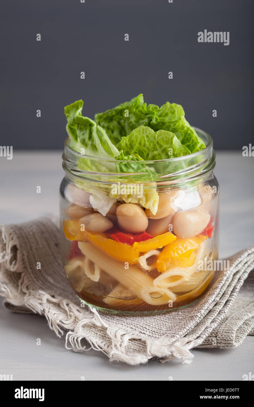 Vegano insalata di pasta in vasetti di vetro con verdure fagioli olive Foto Stock