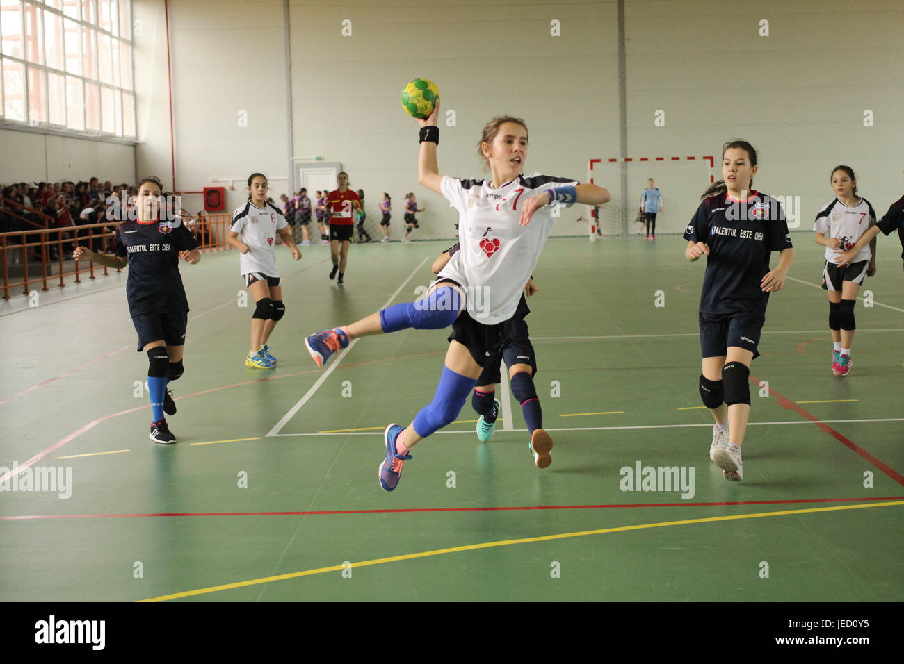 Bambini che giocano a pallamano - Jump shoot Foto Stock