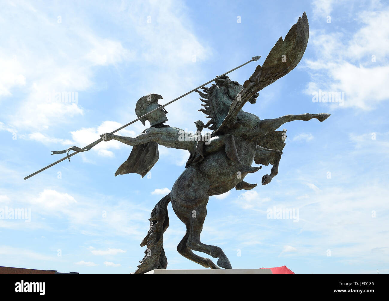 Il Principe di Galles con Ami Goodwin che ha scolpito la Statua di Pegasus, durante una visita alla caserma di Merville in Colchester per guardare paracadute e dimostrazioni delle attrezzature e di partecipare a una sfilata in occasione del quarantesimo anniversario della sua nomina come il reggimento Colonel-In del capo. Foto Stock