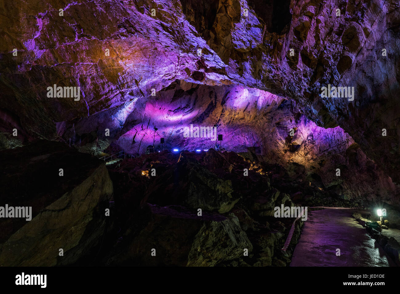Il interni colorati del Katerinska grotta nel Carso Moravo. Repubblica ceca Foto Stock
