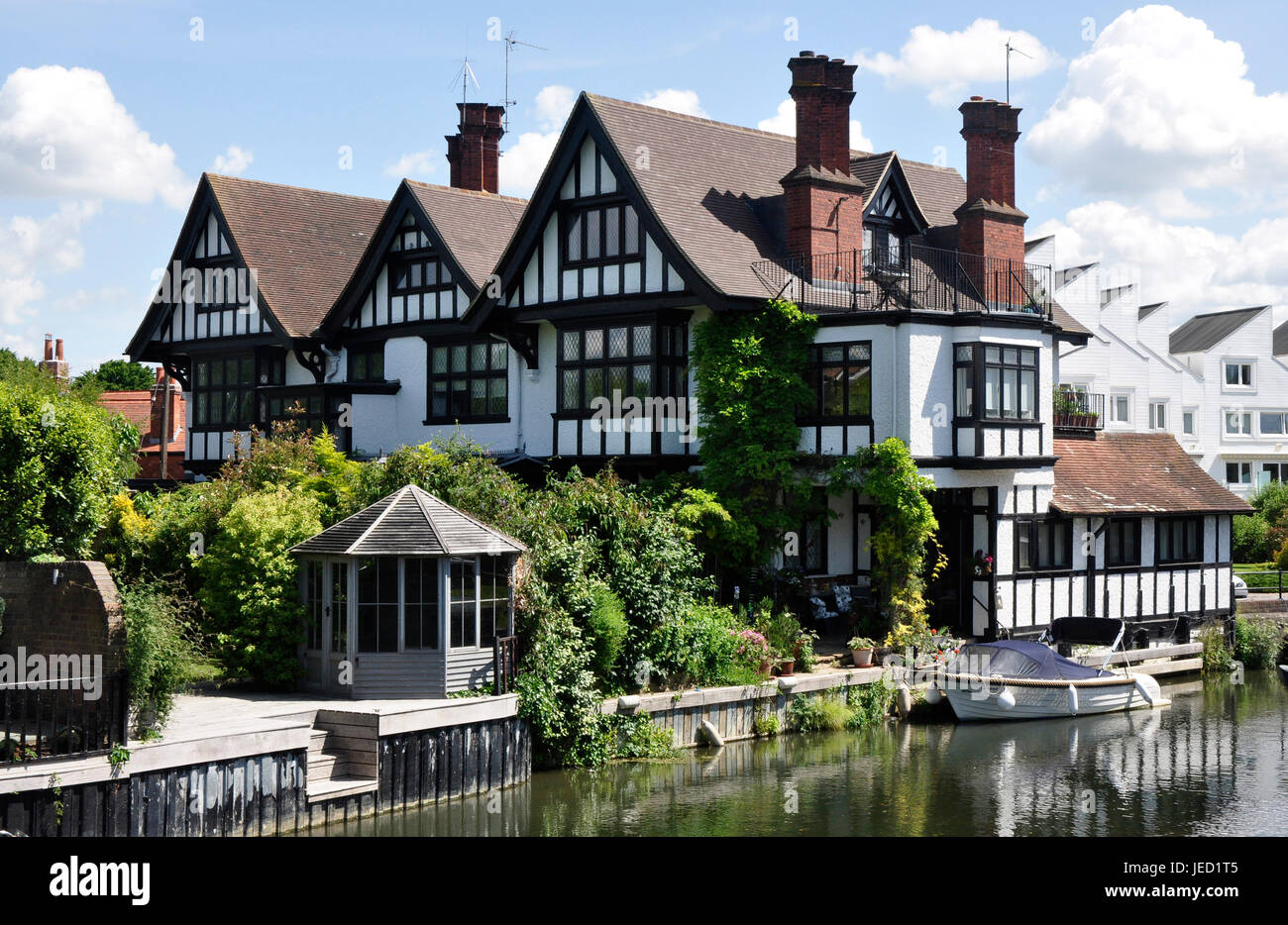 Periodo Riverside House, a parte la struttura di legno- stile Tudor - barca ormeggiata - riflessioni, Luce solare blu giardini sky Summer house backwaters Thames Marlow Foto Stock