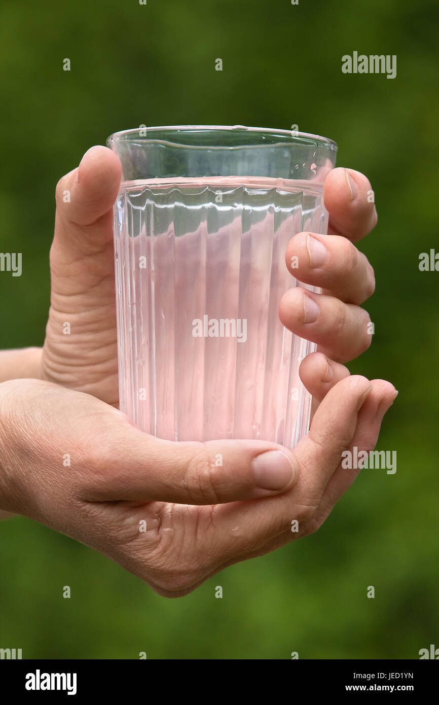 Mani di vetro con acqua fresca pulita sulla natura sfondo Foto Stock Mani di vetro con acqua fresca pulita sulla natura sfondo Foto Stock