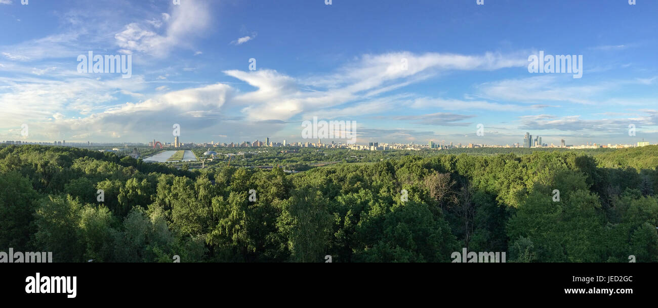 Vista panoramica di Mosca dal quartiere Krylatskoye. L'orario del tramonto. Foto Stock