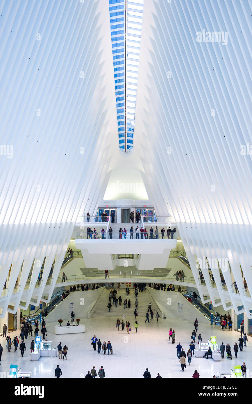 L'Occhio World Trade Center Hub di trasporto interno con persone stanind alla piattaforma di osservazione, Manhattan, New York, Stati Uniti d'America Foto Stock