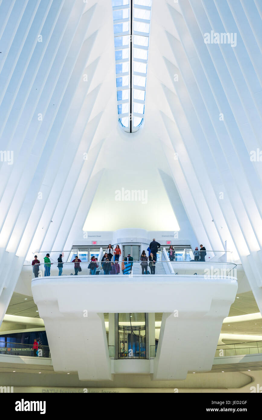 L'Occhio World Trade Center Hub di trasporto interno con persone stanind alla piattaforma di osservazione, Manhattan, New York, Stati Uniti d'America Foto Stock