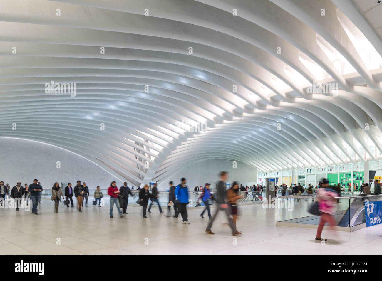 Passeggeri a piedi dal percorso nell'occhio World Trade Center Hub di trasporto, New York Foto Stock