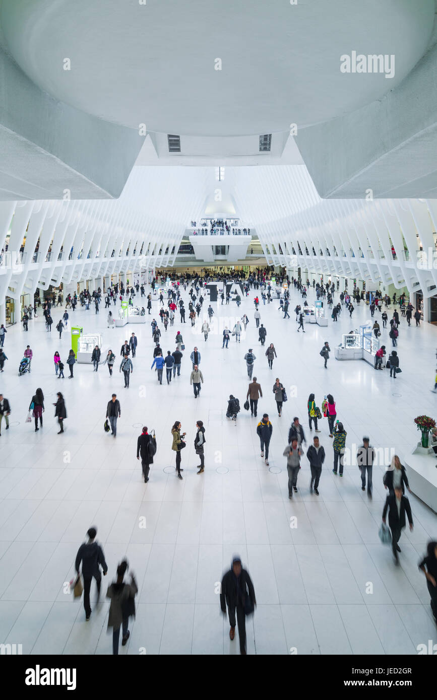 L'Occhio World Trade Center il trasporto del mozzo principale interno mezzanino con pendolari e turisti, Manhattan, New York, Stati Uniti d'America Foto Stock