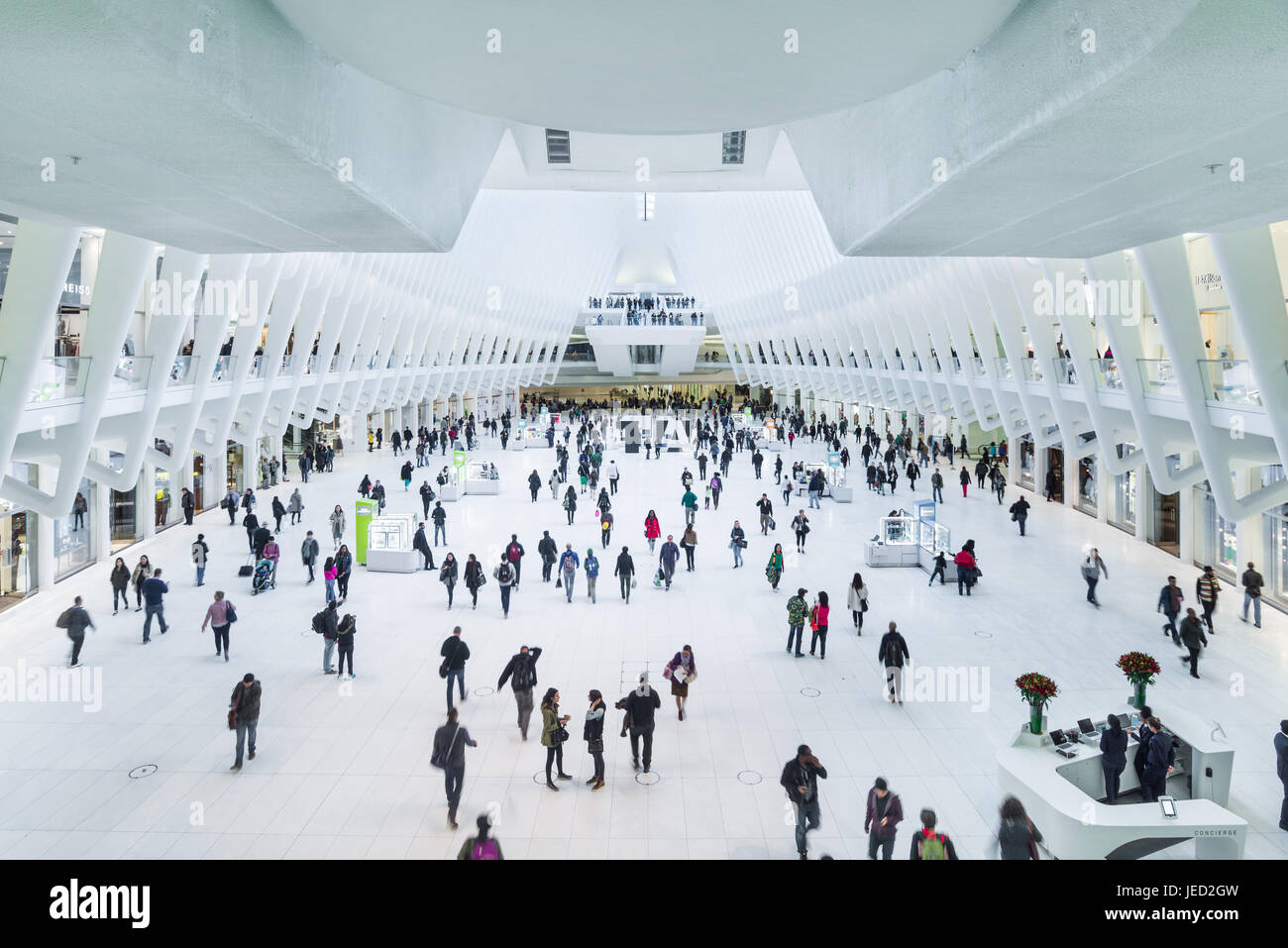 L'Occhio World Trade Center il trasporto del mozzo principale interno mezzanino con pendolari e turisti, Manhattan, New York, Stati Uniti d'America Foto Stock