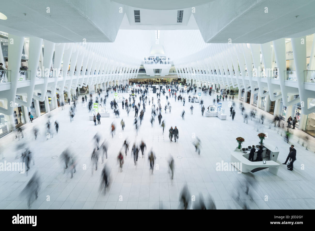 L'Occhio World Trade Center il trasporto del mozzo principale interno mezzanino con pendolari e turisti, Manhattan, New York, Stati Uniti d'America Foto Stock