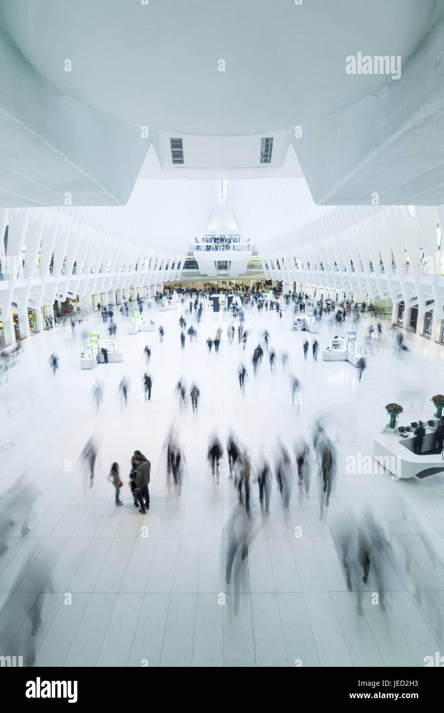 L'Occhio World Trade Center il trasporto del mozzo principale interno mezzanino con pendolari e turisti, Manhattan, New York, Stati Uniti d'America Foto Stock