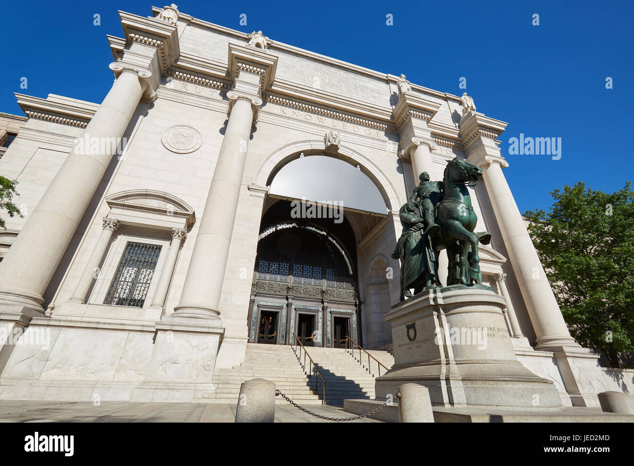 Il Museo Americano di Storia Naturale facciata di edificio in una giornata di sole e cielo blu in New York Foto Stock
