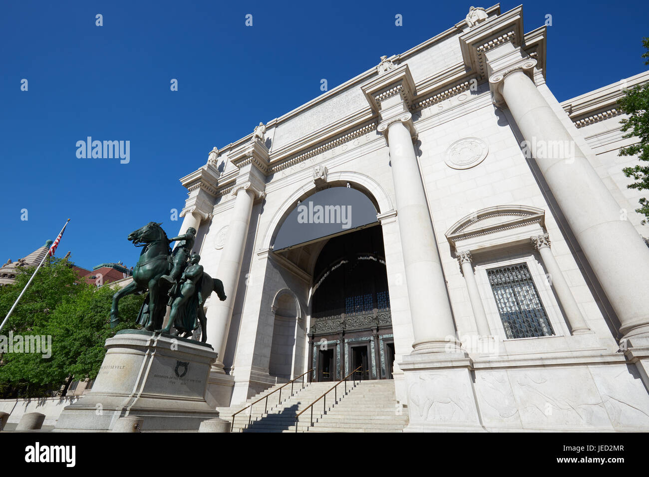 Il Museo Americano di Storia Naturale facciata di edificio con Theodore Roosevelt statua in una giornata di sole e cielo blu in New York Foto Stock