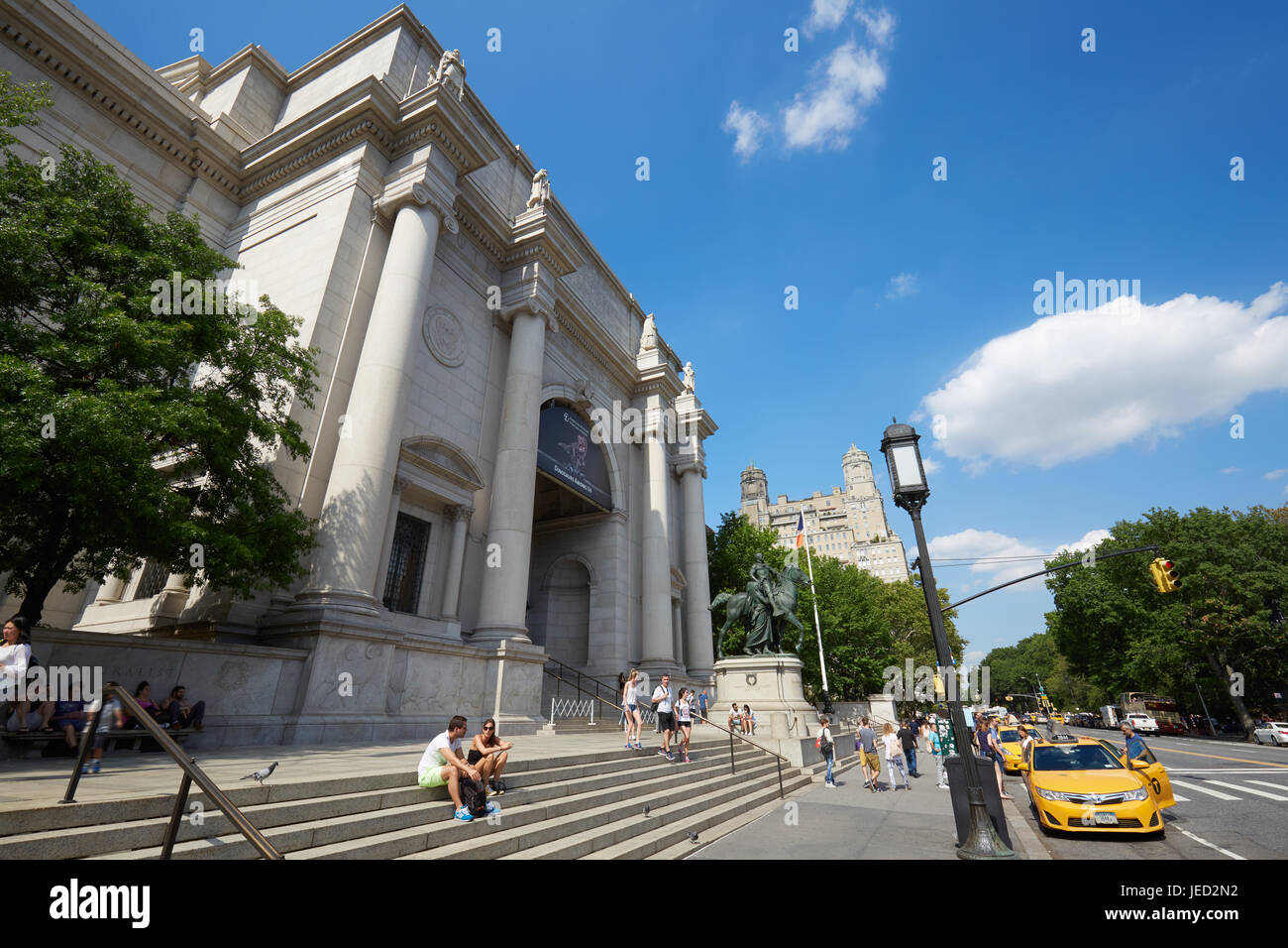 Il Museo Americano di Storia Naturale facciata di edificio con persone in una giornata di sole e cielo blu in New York Foto Stock