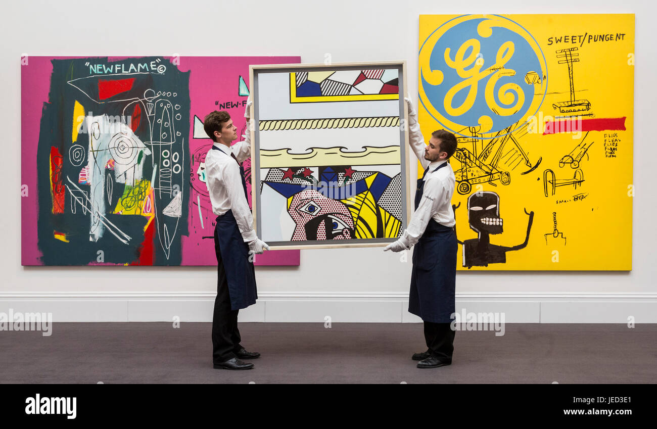 Londdon, UK. Il 23 giugno 2017. Sotheby's i tecnici che maneggiano Roy Lichtenstein i due dipinti con dado, 1983, preventivo GBP 2.4-3m nella parte anteriore del Warhol e Basquiat collaborazioni dalla collezione di Tommy Hilfiger, nuova fiamma, est. GBP e 1.7-2.2m e il dolce pungente, GBP 1.4-1.8m. Anteprima di Sotheby's Arte Contemporanea sera la vendita ha luogo il 28 giugno 2017. Foto Stock