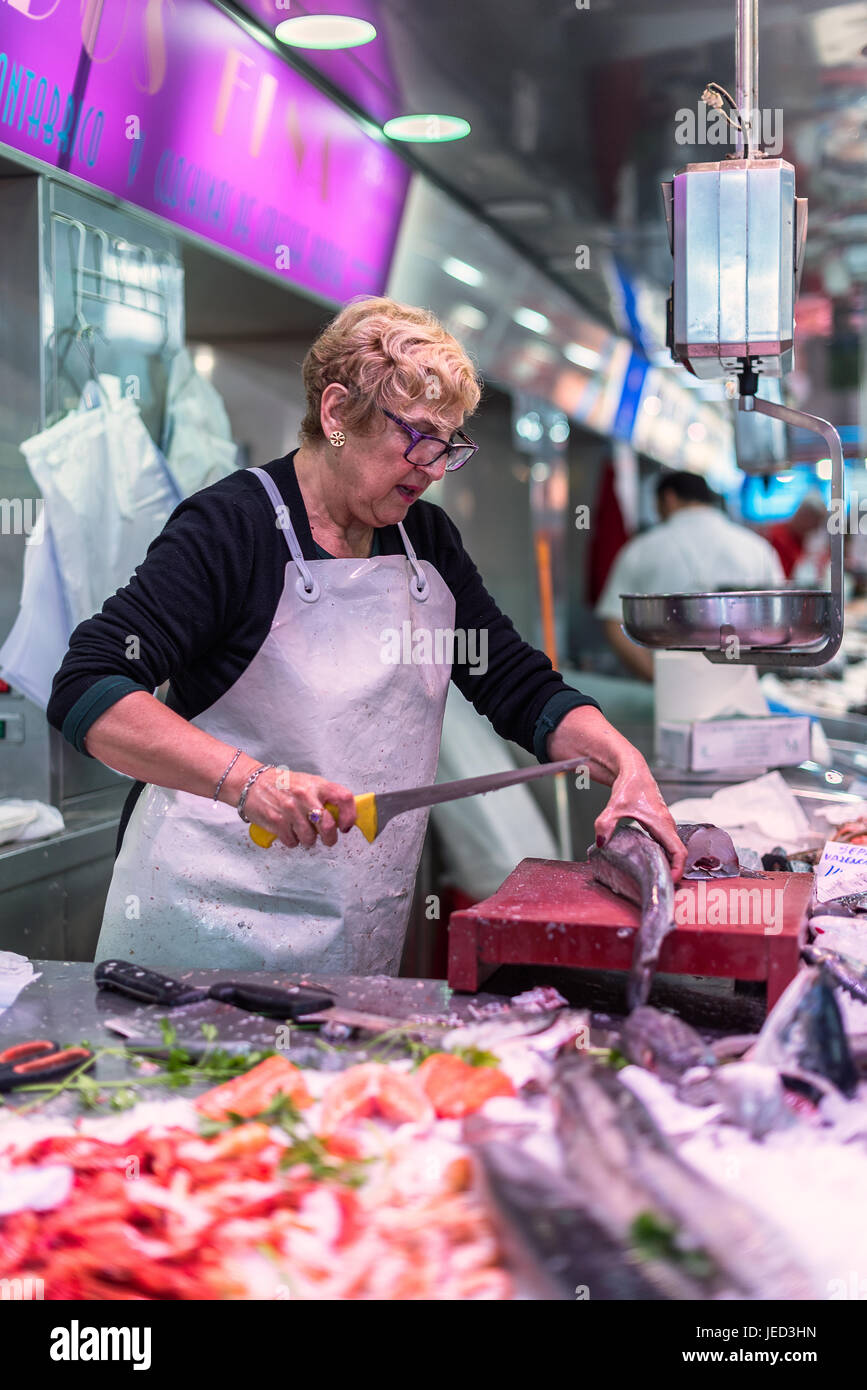 La donna la preparazione e la vendita del pesce il Mercado Central di Valencia, Spagna Foto Stock