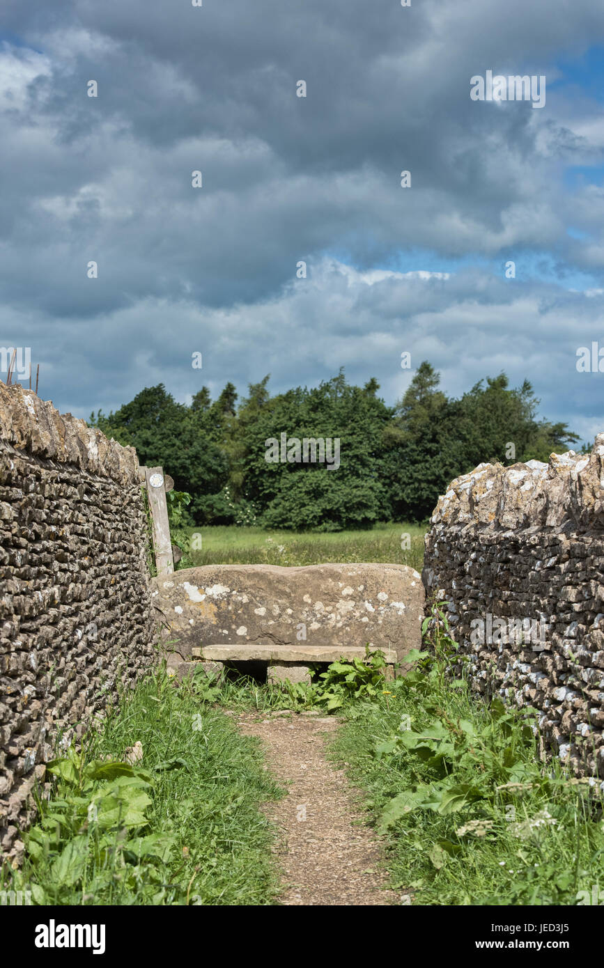 Stile di pietra lungo la d'arcy dalton modo. Filkins, Oxfordshire, Inghilterra Foto Stock