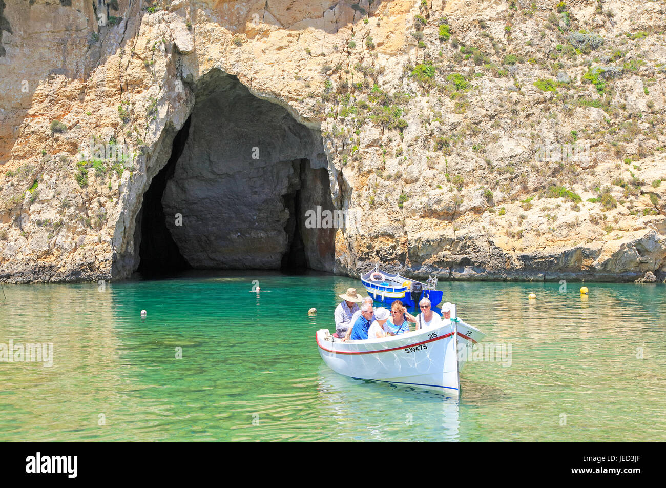 Gita in barca al mare interno di attrazione turistica, Dwerja Bay, isola di Gozo, Malta Foto Stock