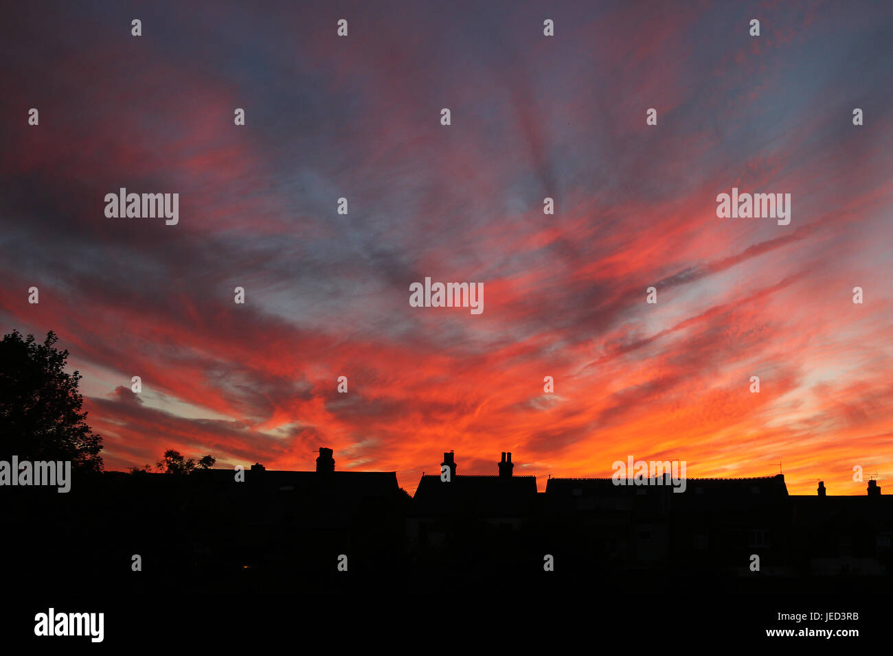 Fiery Red Sky su tetti Walmer Foto Stock