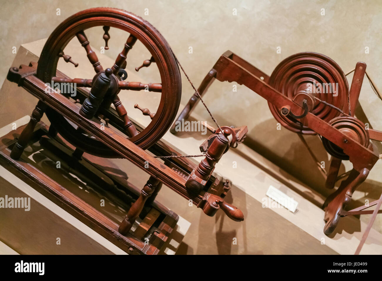 Firenze, Italia - 9 gennaio 2009: il vecchio legno ruote di filatura nel Museo di antica dimora fiorentina nel Palazzo Davanzati. Il palazzo fu costruito dal D Foto Stock