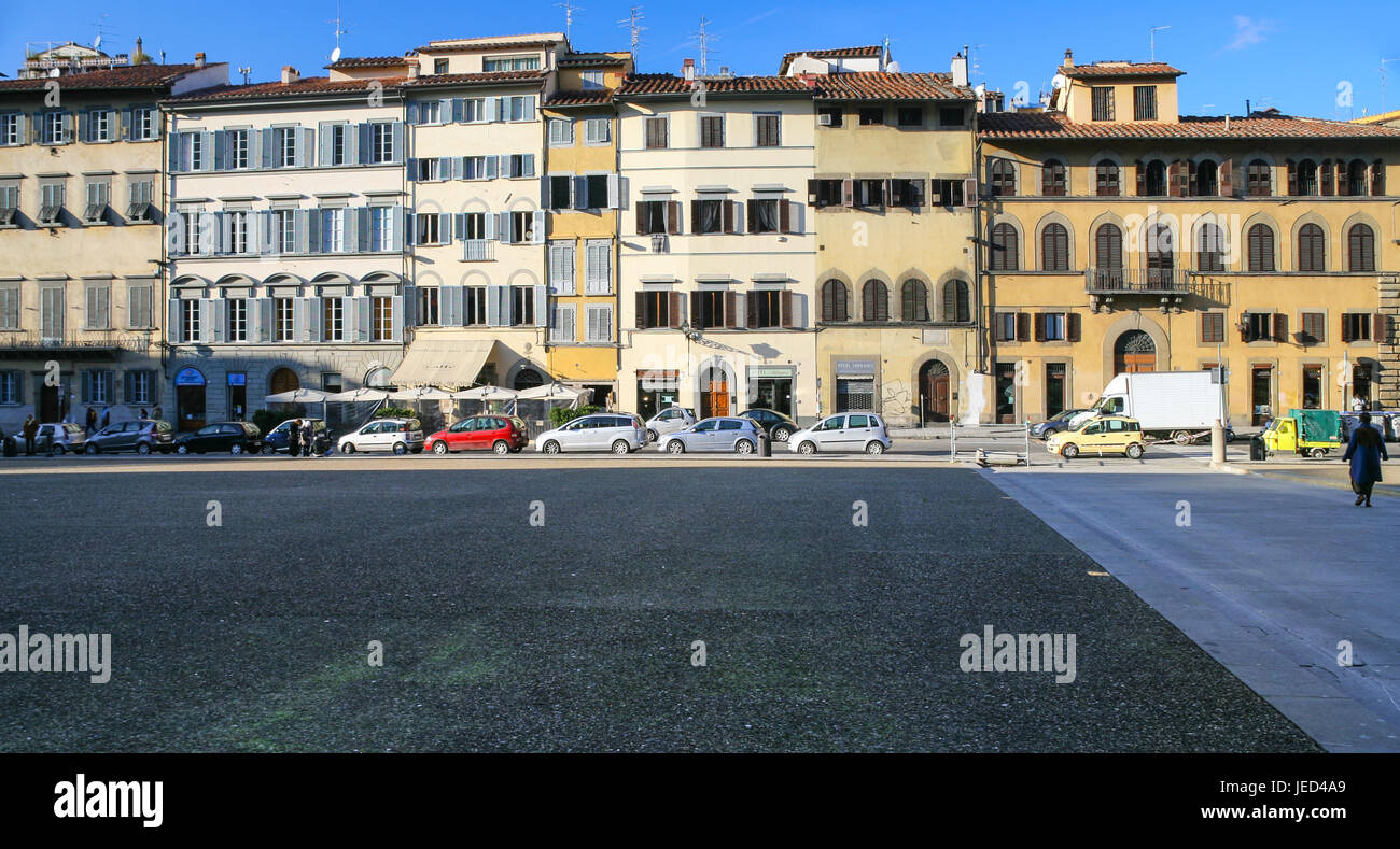 Firenze, Italia - 10 gennaio 2009: la gente e le case medioevali su Piazza de' Pitti di Firenze città d'inverno. Piazza dei Pitti è una grande piazza in t Foto Stock