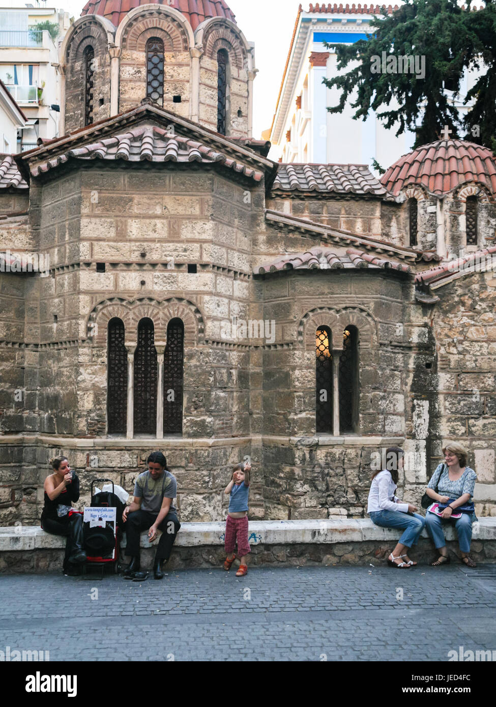 ATHENS, Grecia - 14 settembre 2007: la gente vicino chiesa Panagia Kapnikarea nella città di Atene. Questo è chiesa greco-ortodossa e una delle più antiche churche Foto Stock