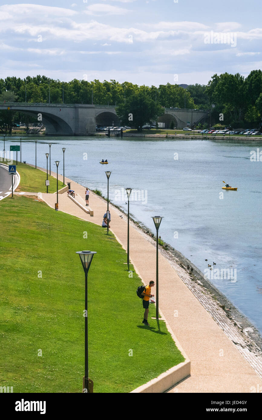 AVIGNON, Francia - luglio 7, 2008: turisti sul lungomare di Rhone river nel centro della città di Avignone. La città di Avignone centro storico è diventato Patrimonio Mondiale Heri Foto Stock