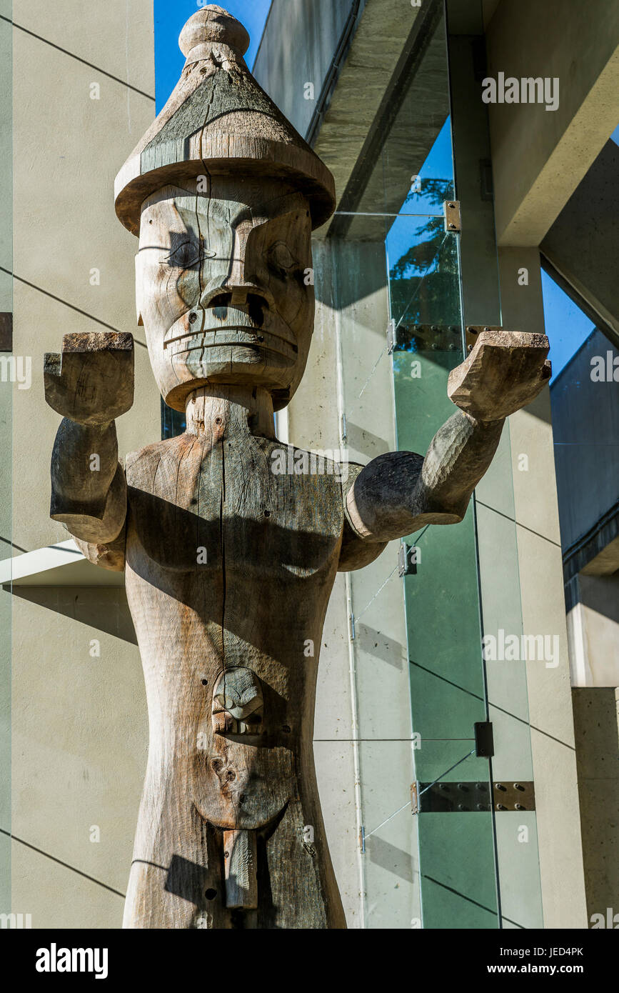 Arte della Costa Northwest Totem figura, il Museo di Antropologia, UBC, Vancouver, British Columbia, Canada. Foto Stock