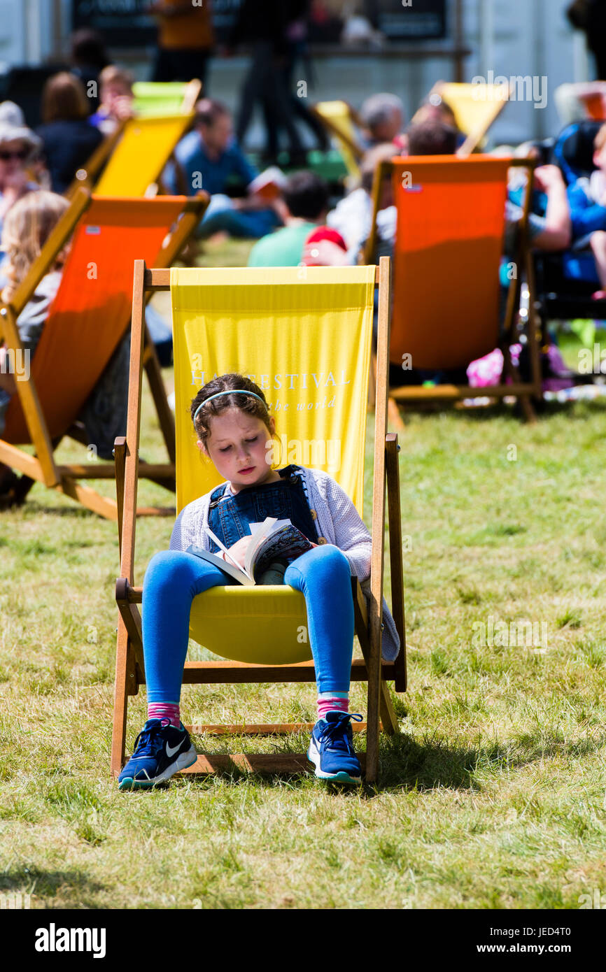 Viste generali dei visitatori godendo la lettura di libri in ammenda il sole caldo al 2017 Hay Festival della letteratura e delle arti, Hay on Wye, Wales UK Foto Stock