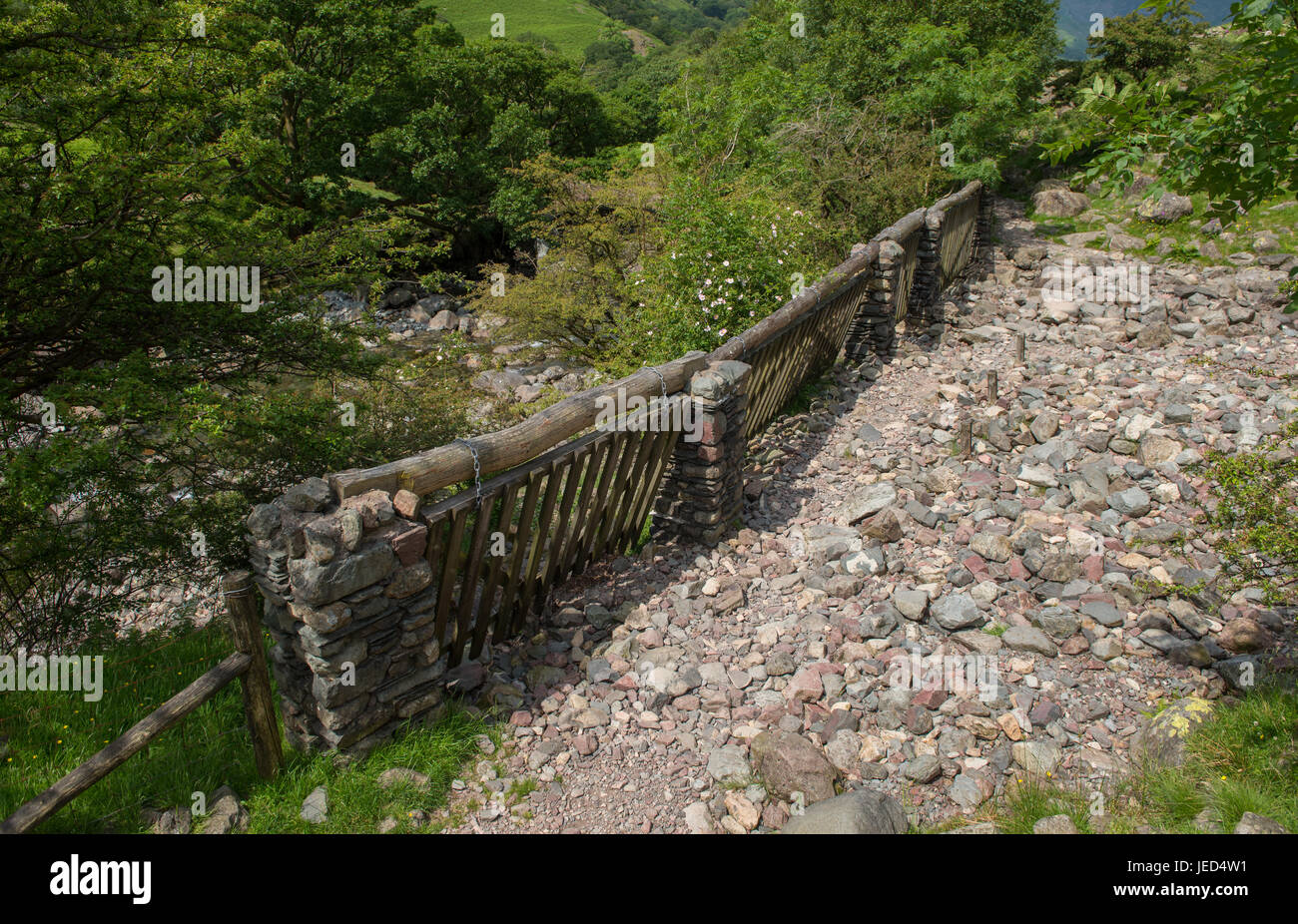 Heck di acqua su piccola gill alimentazione nel Stonethwaite Beck in alto a Borrowdale Cumbria Foto Stock