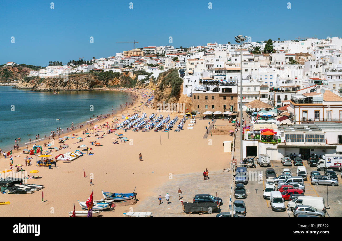 ALBUFEIRA, Portogallo - luglio 6, 2006: vista della spiaggia urbana di Praia do Peneco nella città di Albufeira. Albufeira è località balneare nel distretto di Faro, nella SOU Foto Stock