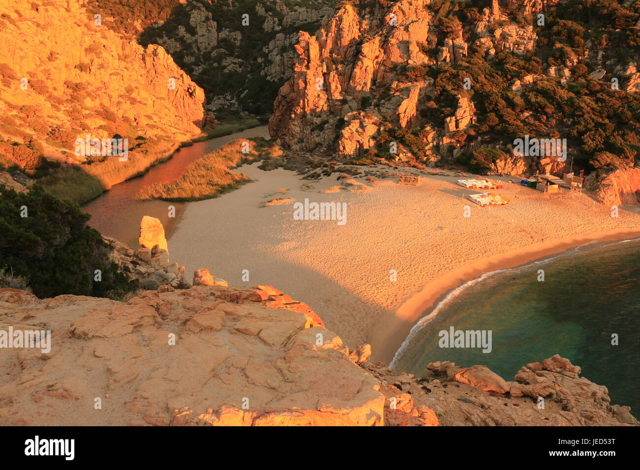Spiaggia Li Cossi in estate - Norh costa Sardegna Foto Stock