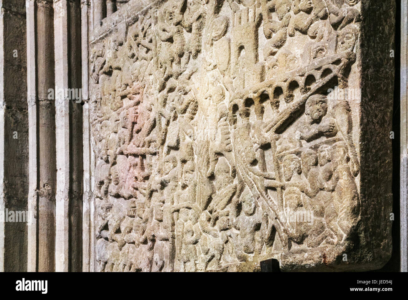 CARCASSONNE, Francia - luglio 9, 2008: medievale rilievo raffigurante l assedio di Carcassonne da Simon de Montfort nella Basilica dei Santi Nazarius e Celso Foto Stock