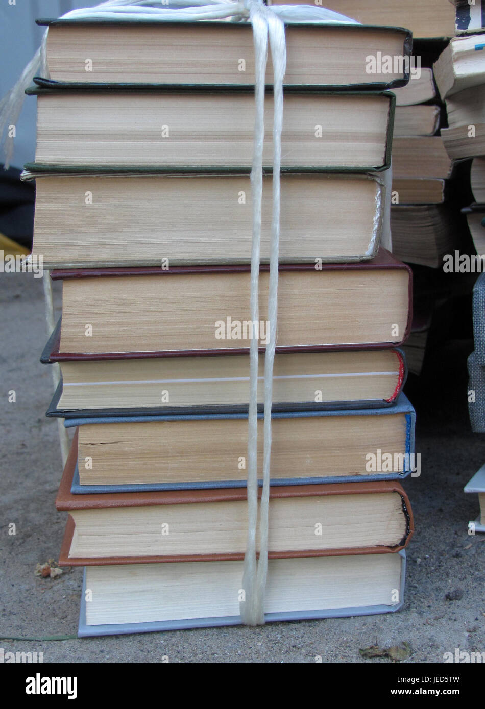 Una pila di libri legato con una corda bianca Foto Stock