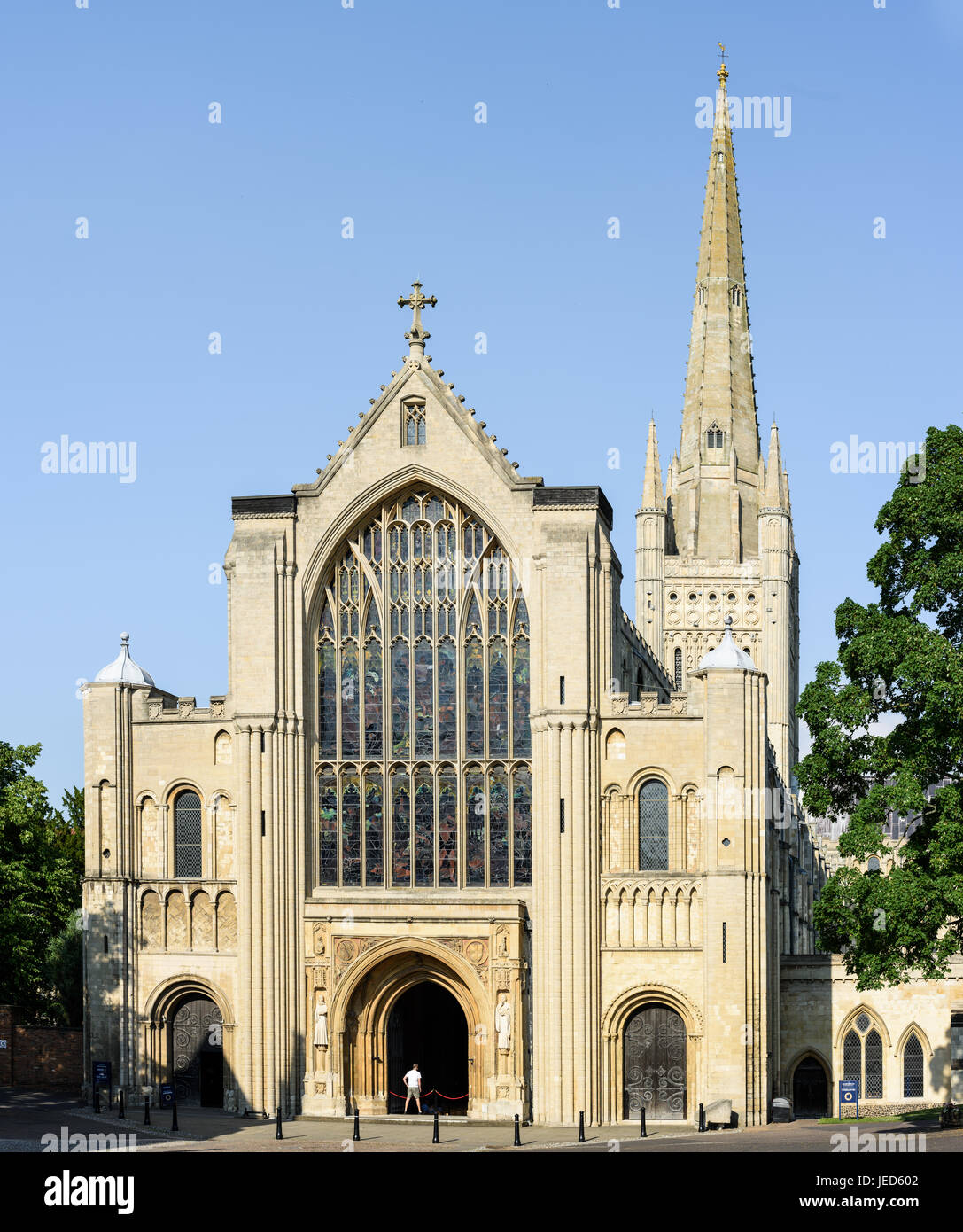 Fronte ovest e l'entrata principale per il normanno costruito (XI secolo D.C.) cristiana cattedrale chiesa in Norwich, Norfolk, Inghilterra. Foto Stock