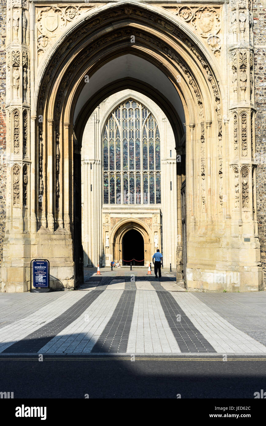 Ingresso principale al perimetro e chiesa del normanno costruito (XI secolo D.C.) cattedrale cristiana a Norwich, Norfolk, Inghilterra. Foto Stock