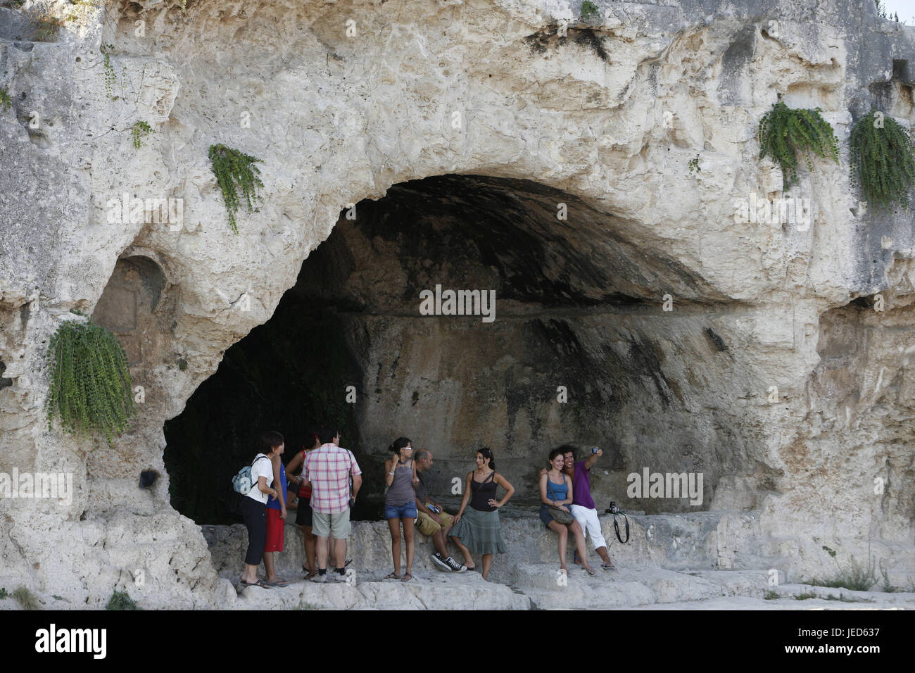 L'Italia, Sicilia, isola di Ortigia, Siracusa, parco archeologico, scogliera, grotta, turistico, Europa meridionale, Siracusa, rock, grotta, pit, input, grotta ingresso, persona, un luogo di interesse, destinazione, turismo, Foto Stock