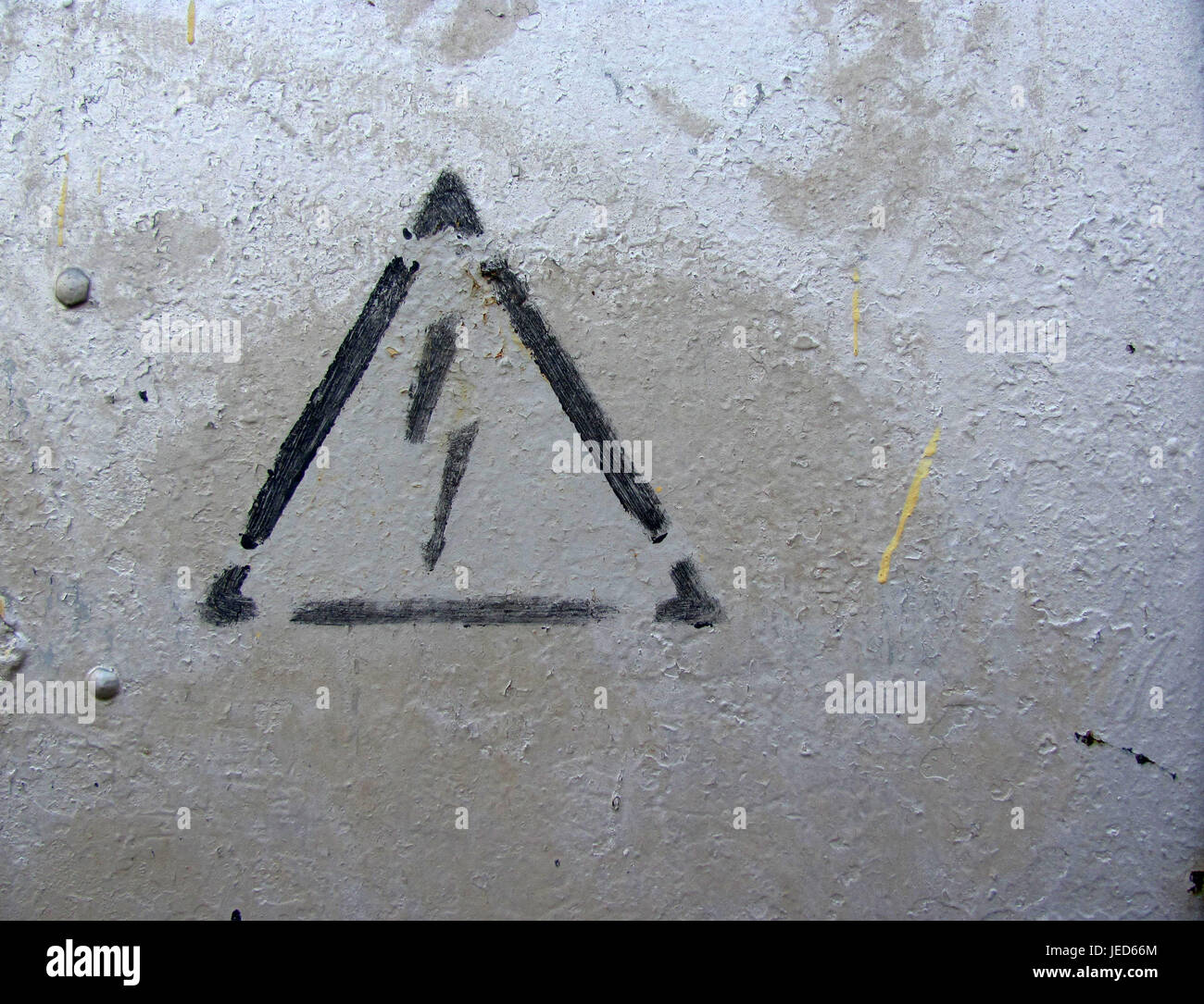 Alta tensione di segno di pericolo sul muro grigio Foto Stock