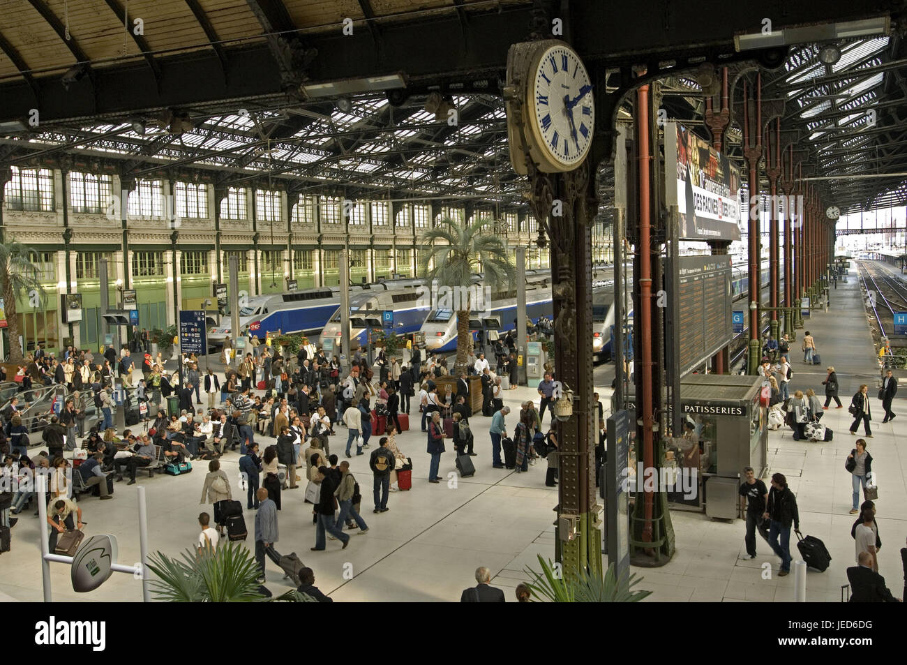 Francia, Parigi, stazione ferroviaria 'done de Lyons, stazione hall, orologio, viaggiatori e nessun modello di rilascio, Foto Stock