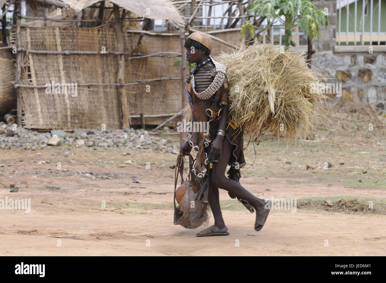 L'uomo, costi, tribù Aari, Street, andare, tag di mercato, Key Afer, Omotal sud, sud Etiopia, Foto Stock